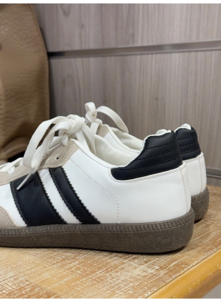 Zapatillas Blancas y Negras