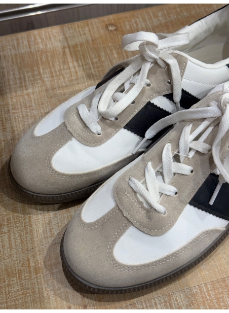 Zapatillas Blancas y Negras