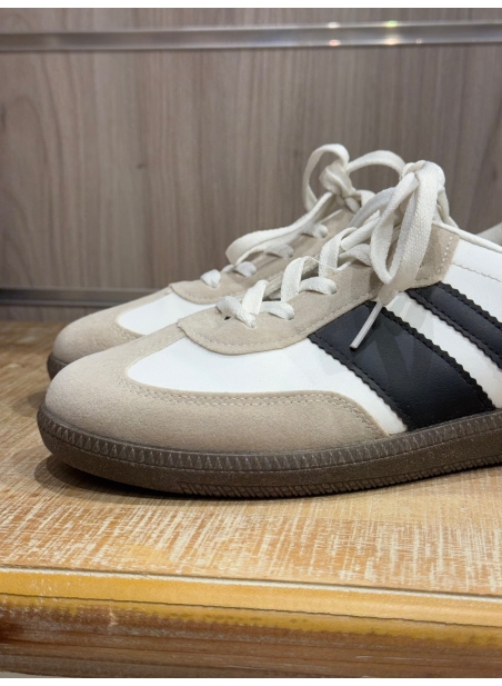 Zapatillas Blancas y Negras