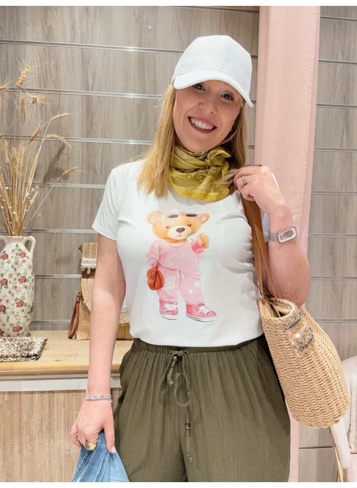 Camiseta blanca con estampado de osito con outfit rosa. Comodidad y estilo casual para tu día a día. Camiseta blanca con estampado de osito con outfit rosa. Comodidad y estilo casual para tu día a día.