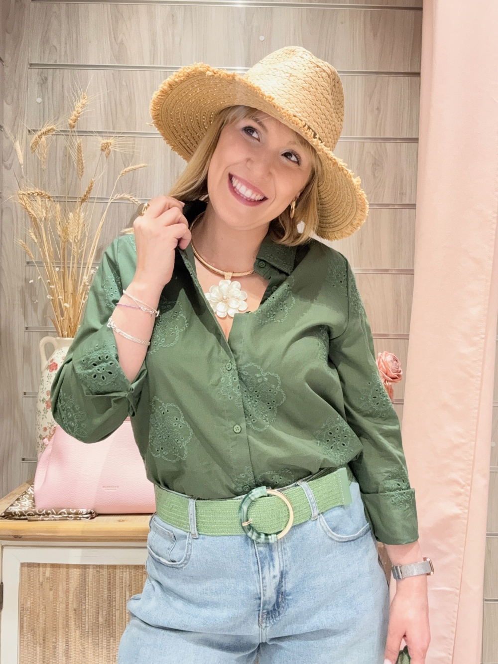 Camisa verde con detalles bordados y cinturón a juego. Un estilo fresco y natural para combinar con tus jeans favoritos.