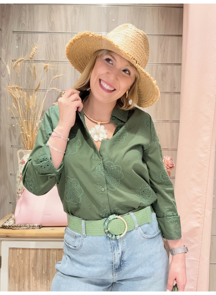 Camisa verde con detalles bordados y cinturón a juego. Un estilo fresco y natural para combinar con tus jeans favoritos. Camisa verde con detalles bordados y cinturón a juego. Un estilo fresco y natural para combinar con tus jeans favoritos.