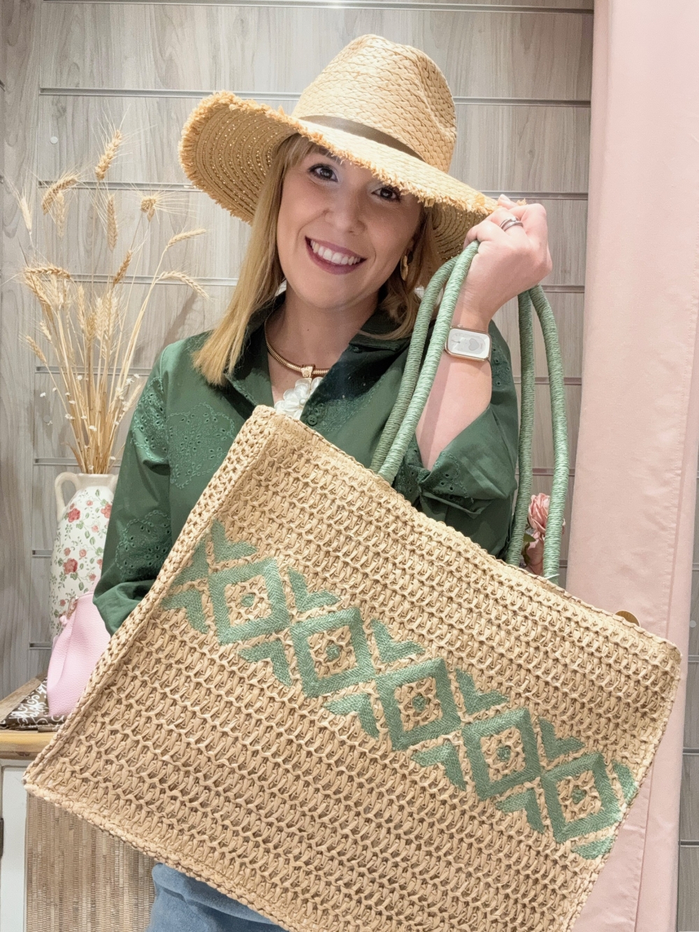Bolso estilo étnico natural con detalles en verde y asas largas.