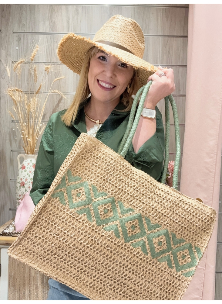 Bolso estilo étnico natural con detalles en verde y asas largas. Bolso estilo étnico natural con detalles en verde y asas largas.