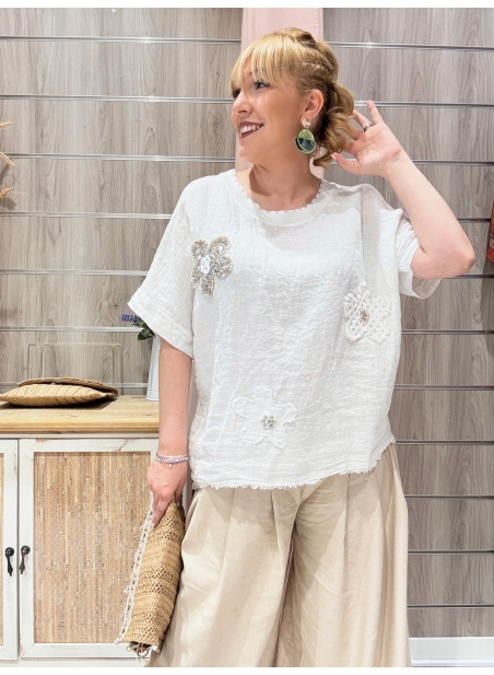 Blusa blanca oversize 100% lino con apliques florales bordados y pedrería.