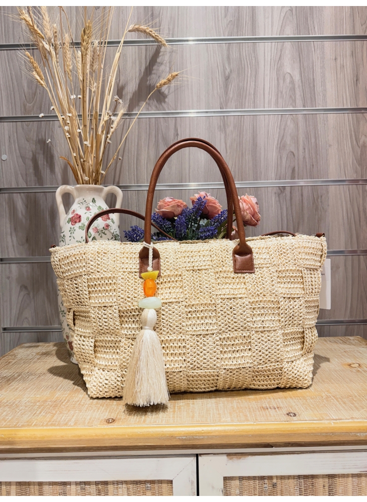Bolso de rafia en tono natural con asas efecto cuero y borla decorativa de cuentas y fleco. Bolso de rafia en tono natural con asas efecto cuero y borla decorativa de cuentas y fleco.