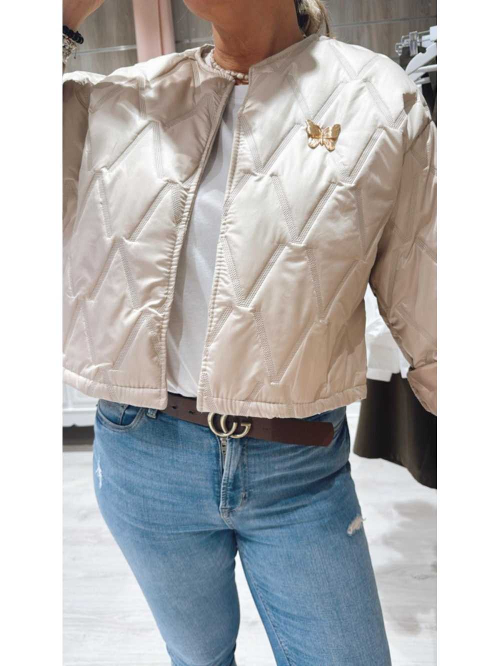 Chaqueta Mariposa Taupe combina ligereza y estilo