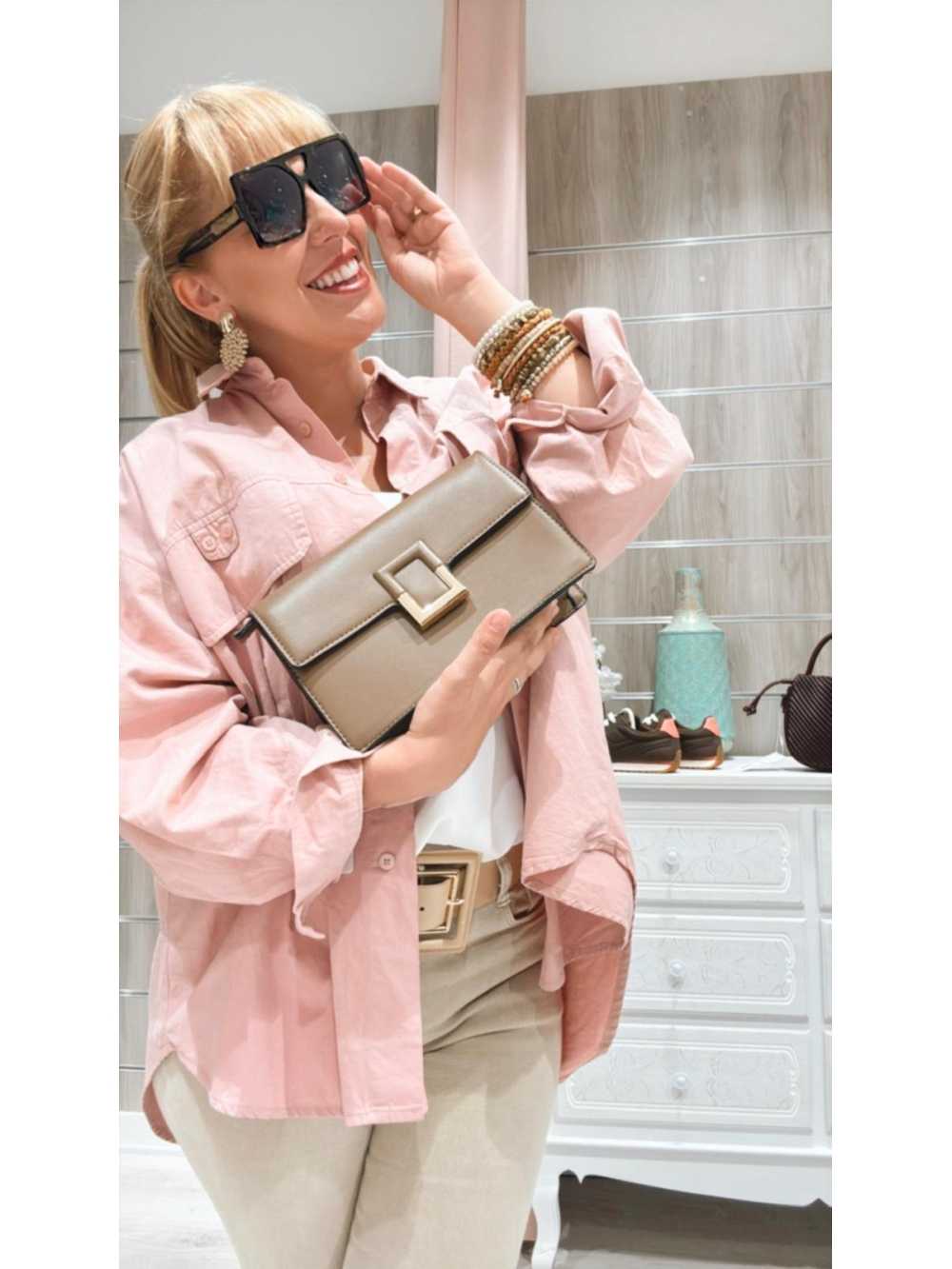 Bolso Abril beige con hebilla metálica frontal.