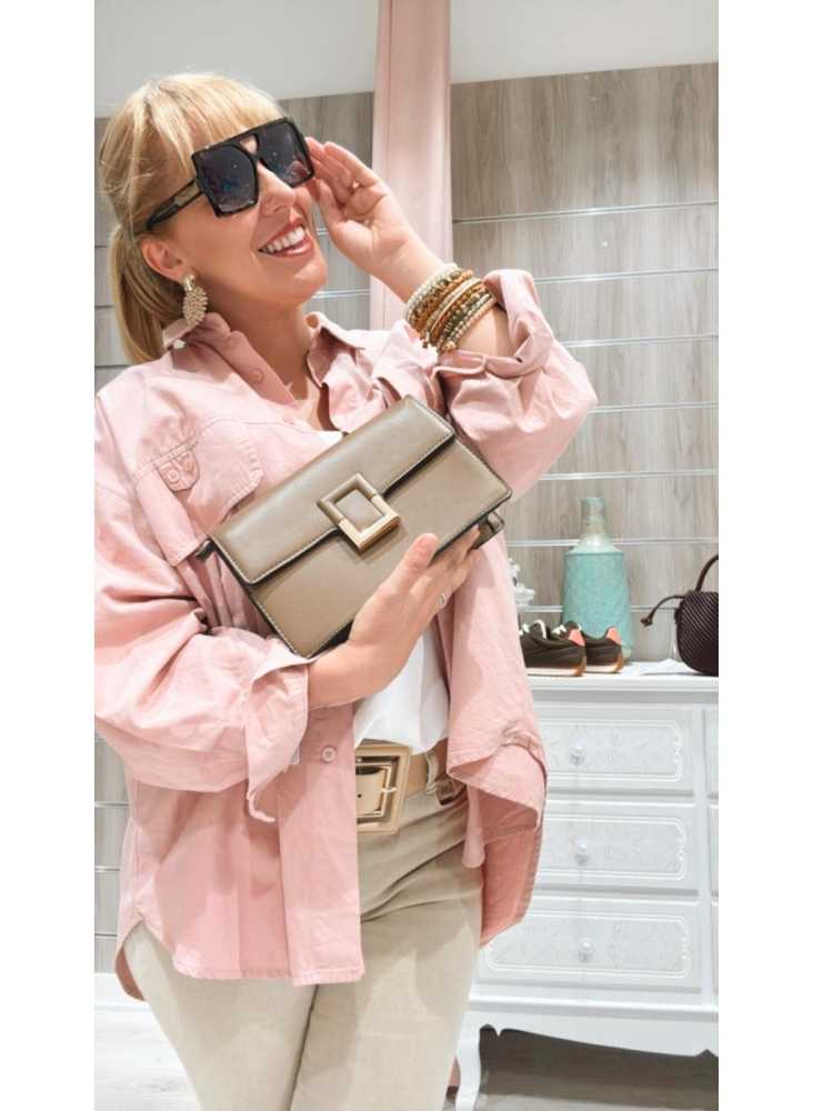 Bolso Abril beige con hebilla metálica frontal.