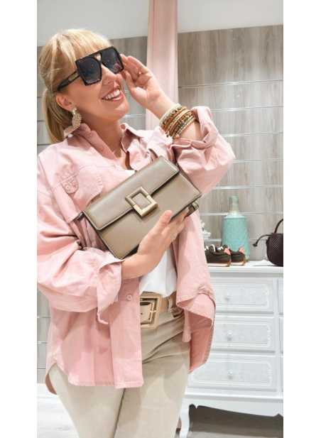 Bolso Abril beige con hebilla metálica frontal.