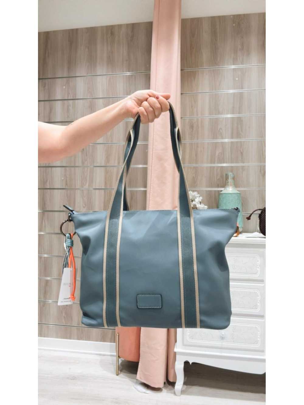 Bolso Helena azul con asas de rayas beige.