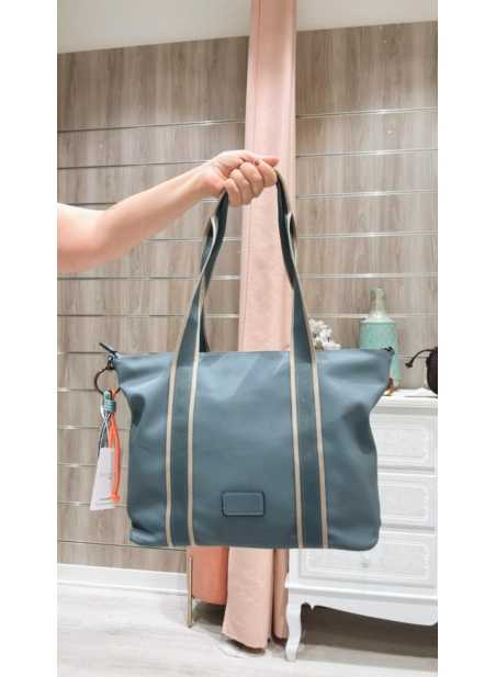 Bolso Helena azul con asas de rayas beige.