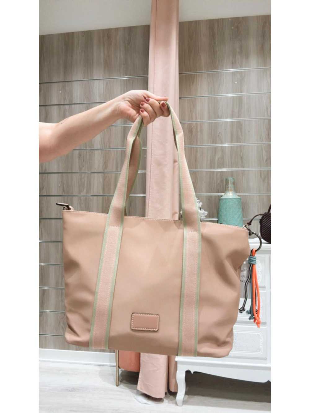 Bolso Helena rosa con asas de rayas verde claro.