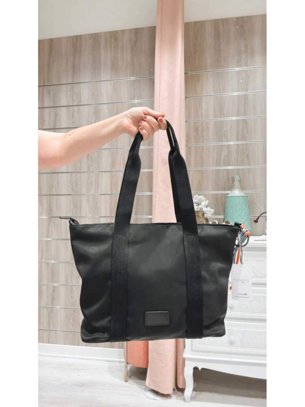 Bolso Helena negro, amplio y resistente con asas anchas.