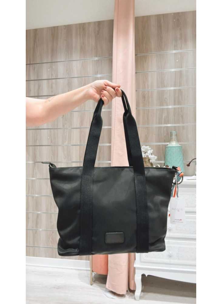 Bolso Helena negro, amplio y resistente con asas anchas.