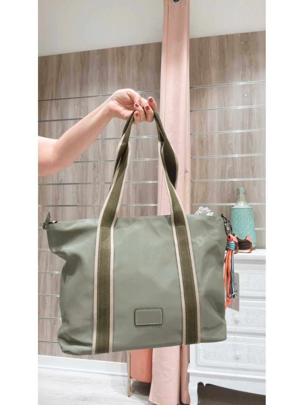 Bolso Helena kaki con asas de rayas en contraste.