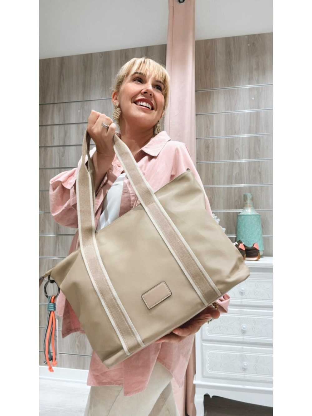 Bolso Helena en color camel, diseño shopper amplio y práctico.