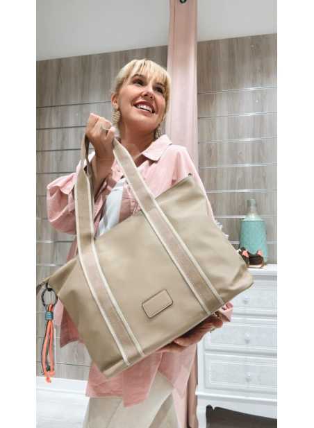 Bolso Helena en color camel, diseño shopper amplio y práctico.
