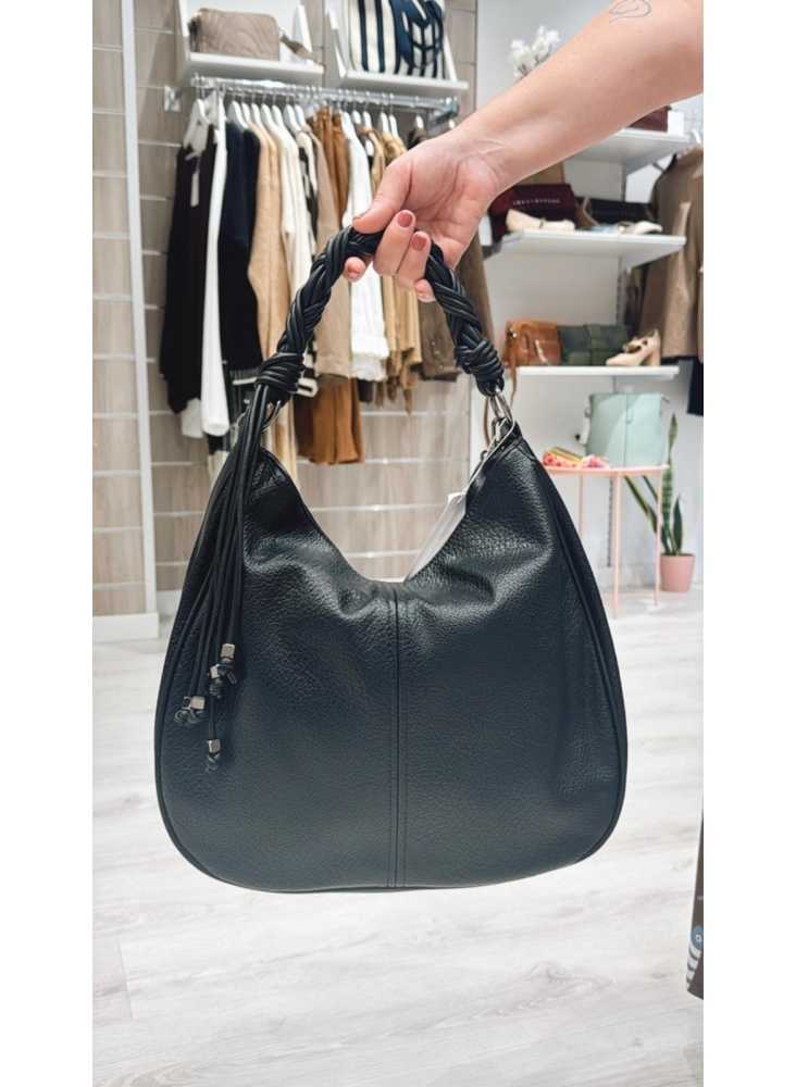 Bolso Clara negro tipo hobo con asa trenzada y acabado en piel sintética.