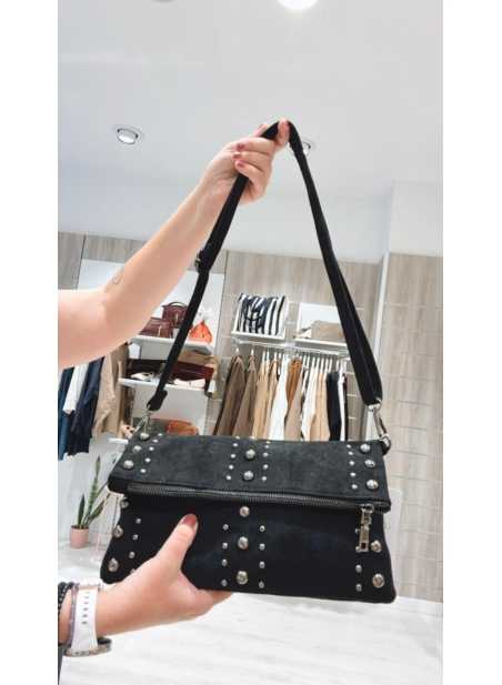 Bolso Triana negro con tachuelas metálicas, estilo bandolera moderno y atrevido.