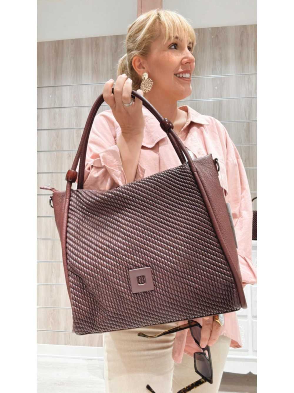 Bolso shopper color burdeos, elegante y versátil.
