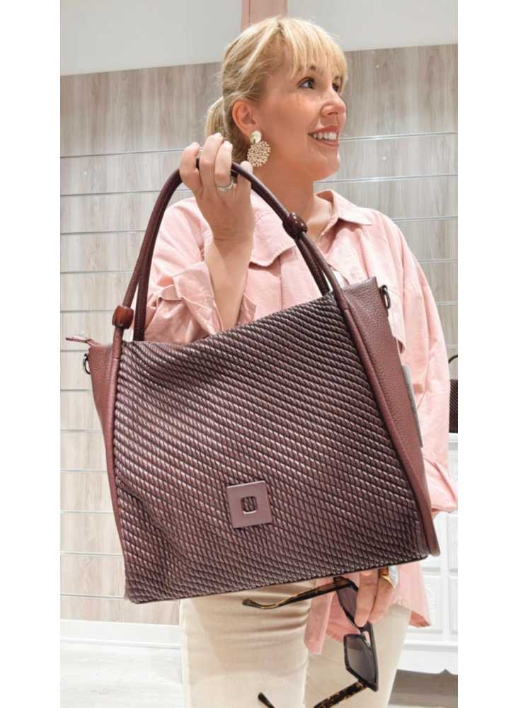 Bolso shopper color burdeos, elegante y versátil.