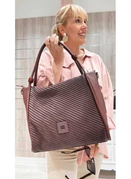 Bolso shopper color burdeos, elegante y versátil.