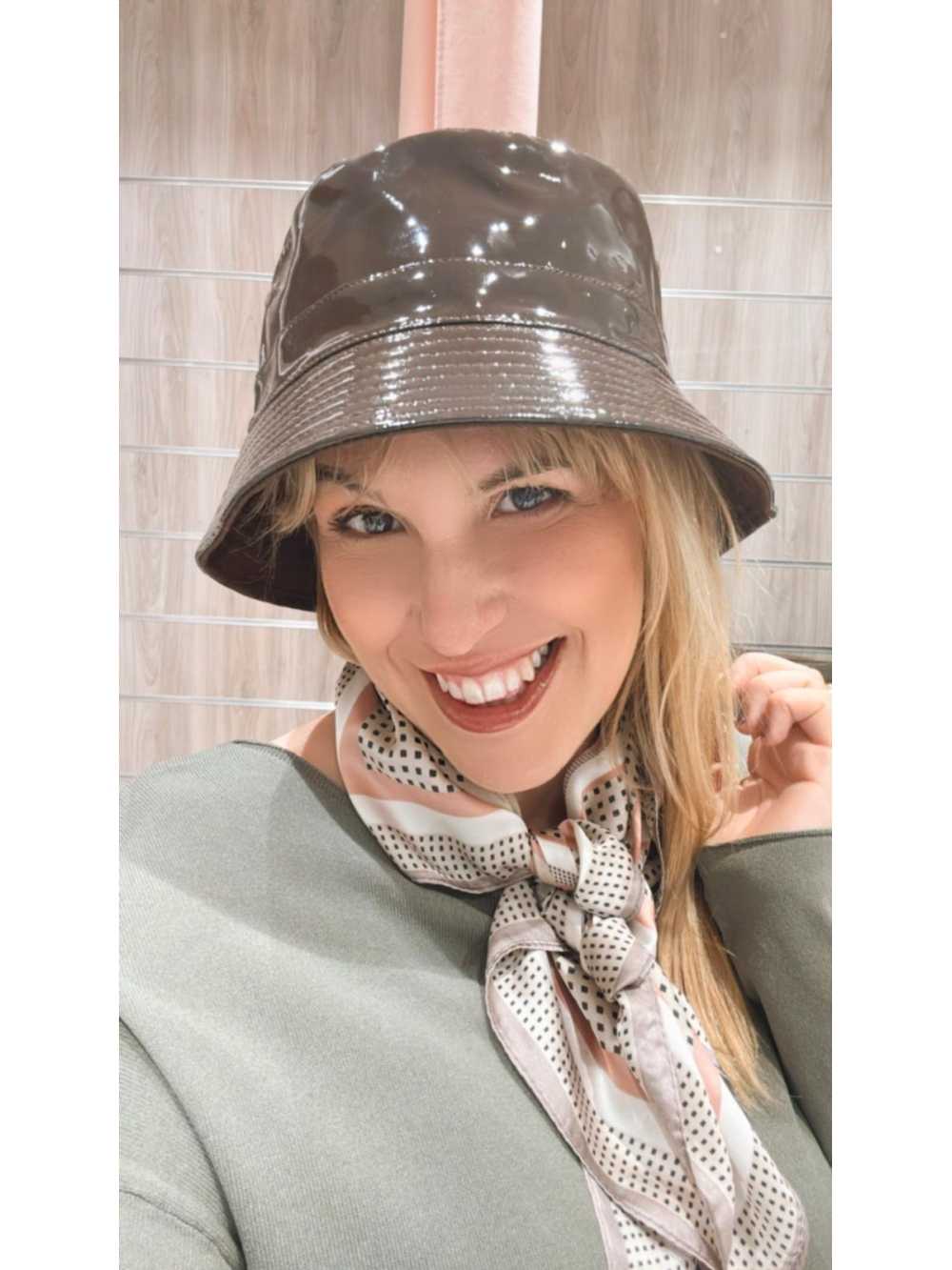 Gorro bucket efecto charol en color chocolate.
