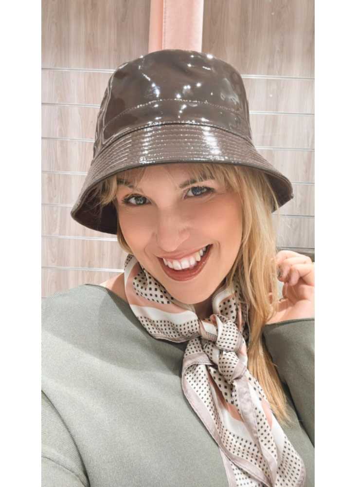 Gorro bucket efecto charol en color chocolate.