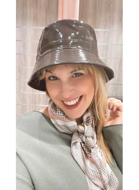 Gorro bucket efecto charol en color chocolate.