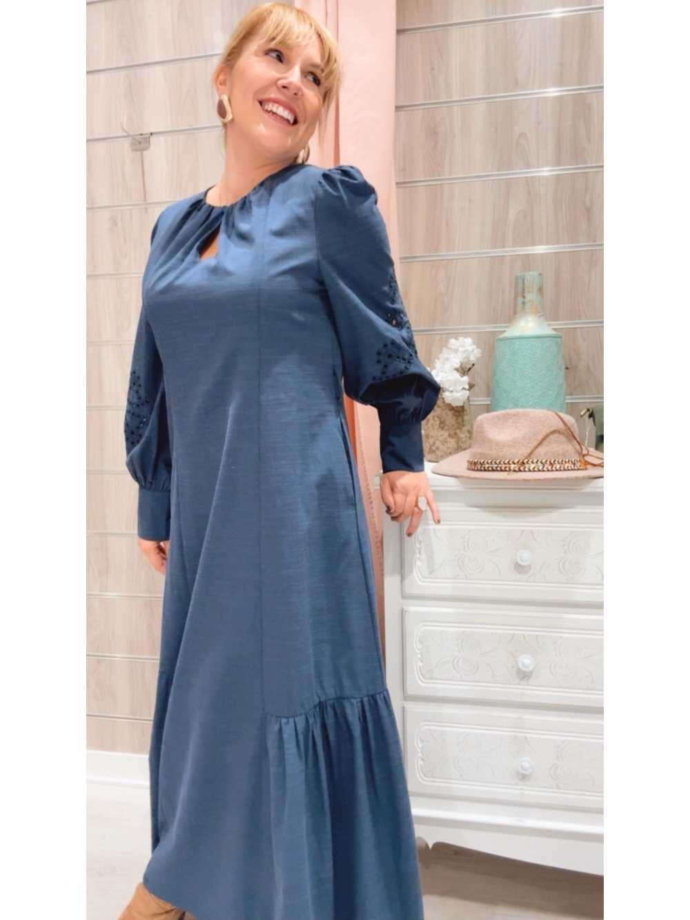 Vestido Natalia azul petróleo, fluido y elegante con mangas abullonadas bordadas y bajo fruncido.