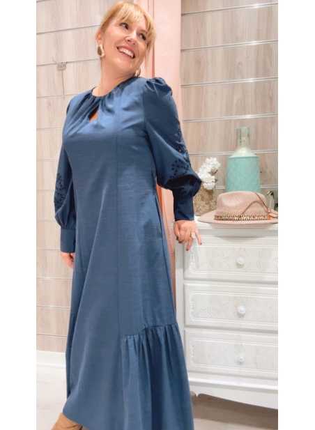 Vestido Natalia azul petróleo, fluido y elegante con mangas abullonadas bordadas y bajo fruncido.