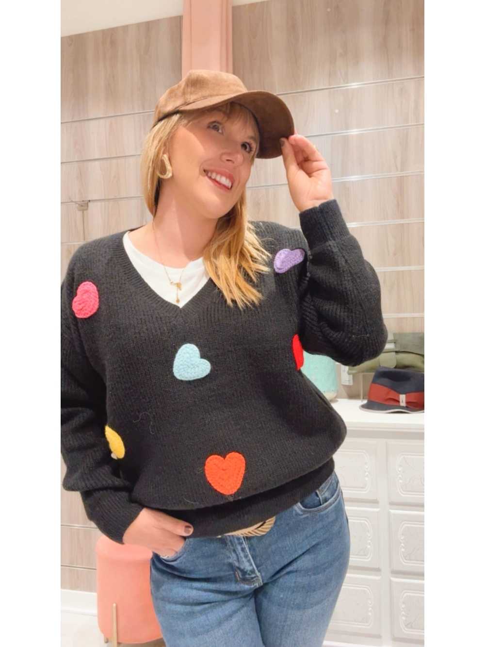 Jersey Begoña Negro con corazones multicolor, un diseño alegre y moderno para otoño-invierno.
