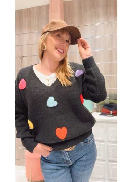 Jersey Begoña Negro con corazones multicolor, un diseño alegre y moderno para otoño-invierno.
