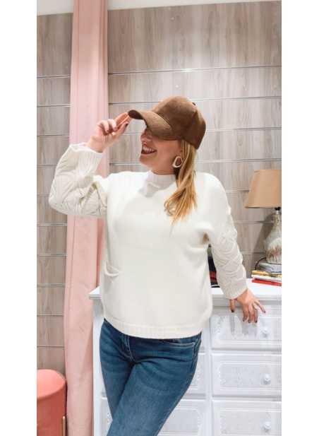 Modelo luciendo el Jersey Valentina Beige con gorra marrón.