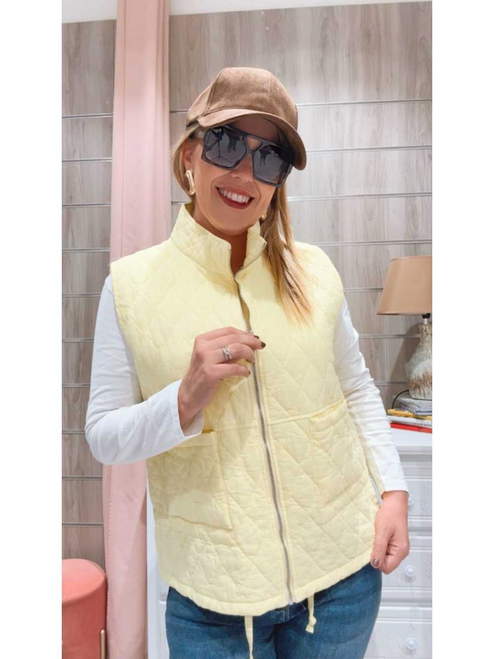 Chaleco Olivia Amarillo – acolchado ligero con diseño moderno y fresco.