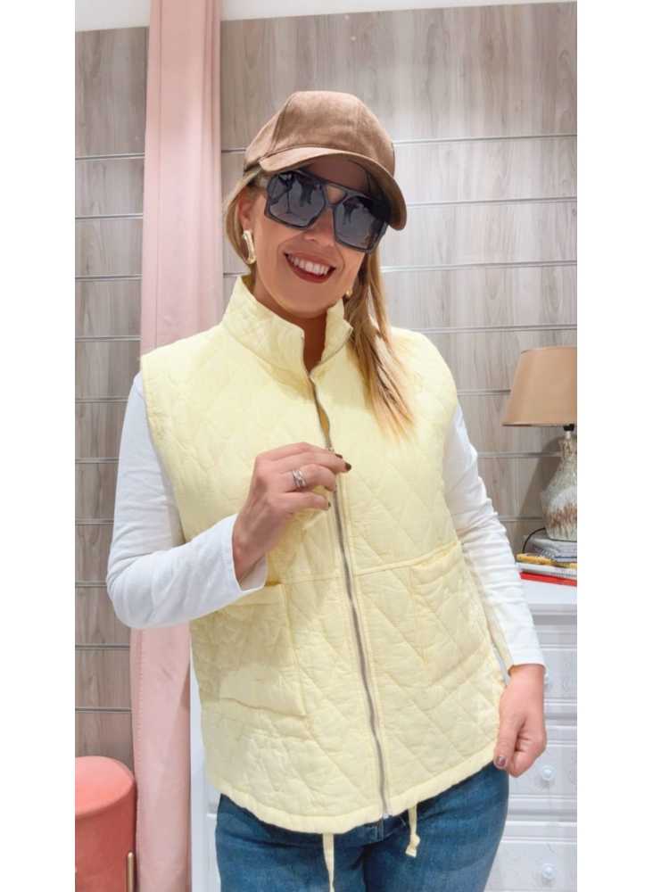Chaleco Olivia Amarillo – acolchado ligero con diseño moderno y fresco.
