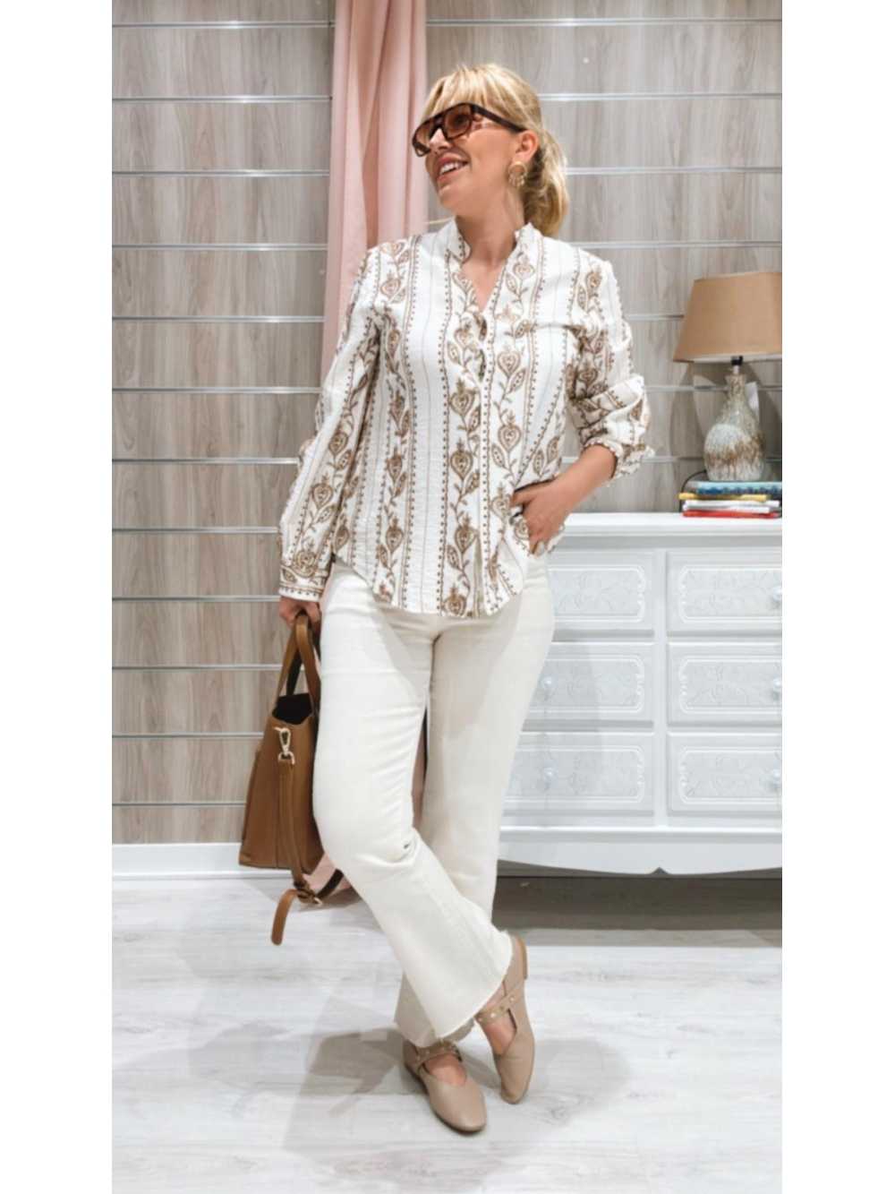Blusa Aurora bordada en tonos beige – Colección otoño/invierno 2025.
