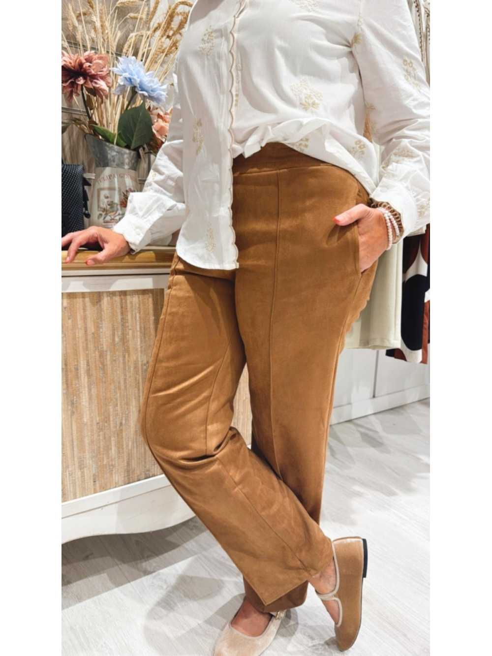 Pantalón Camila – corte recto, versátil y cómodo para cualquier ocasión.
