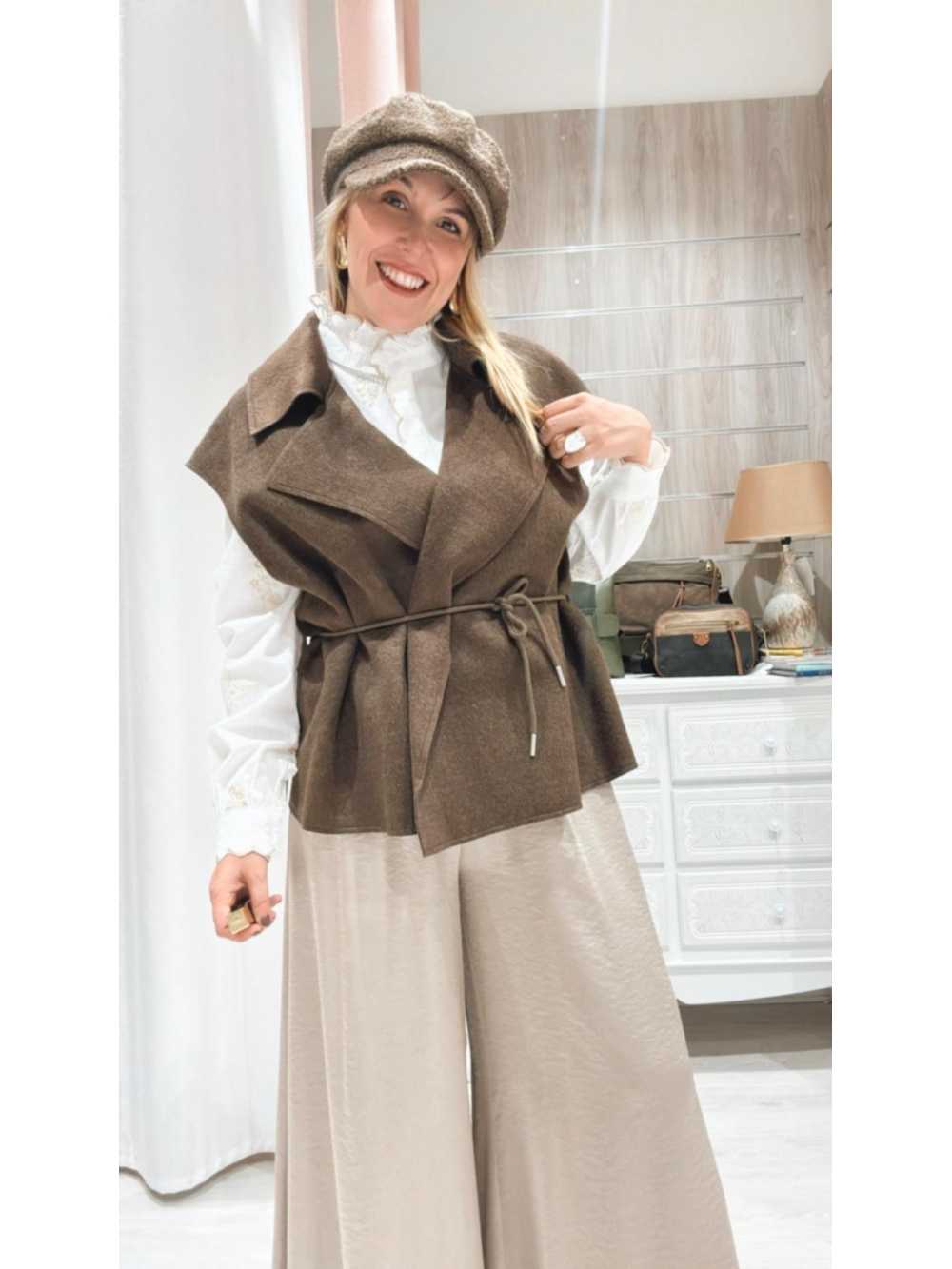 Chaleco Jimena – mezcla de lana y poliéster, elegancia y calidez para otoño/invierno 2025.