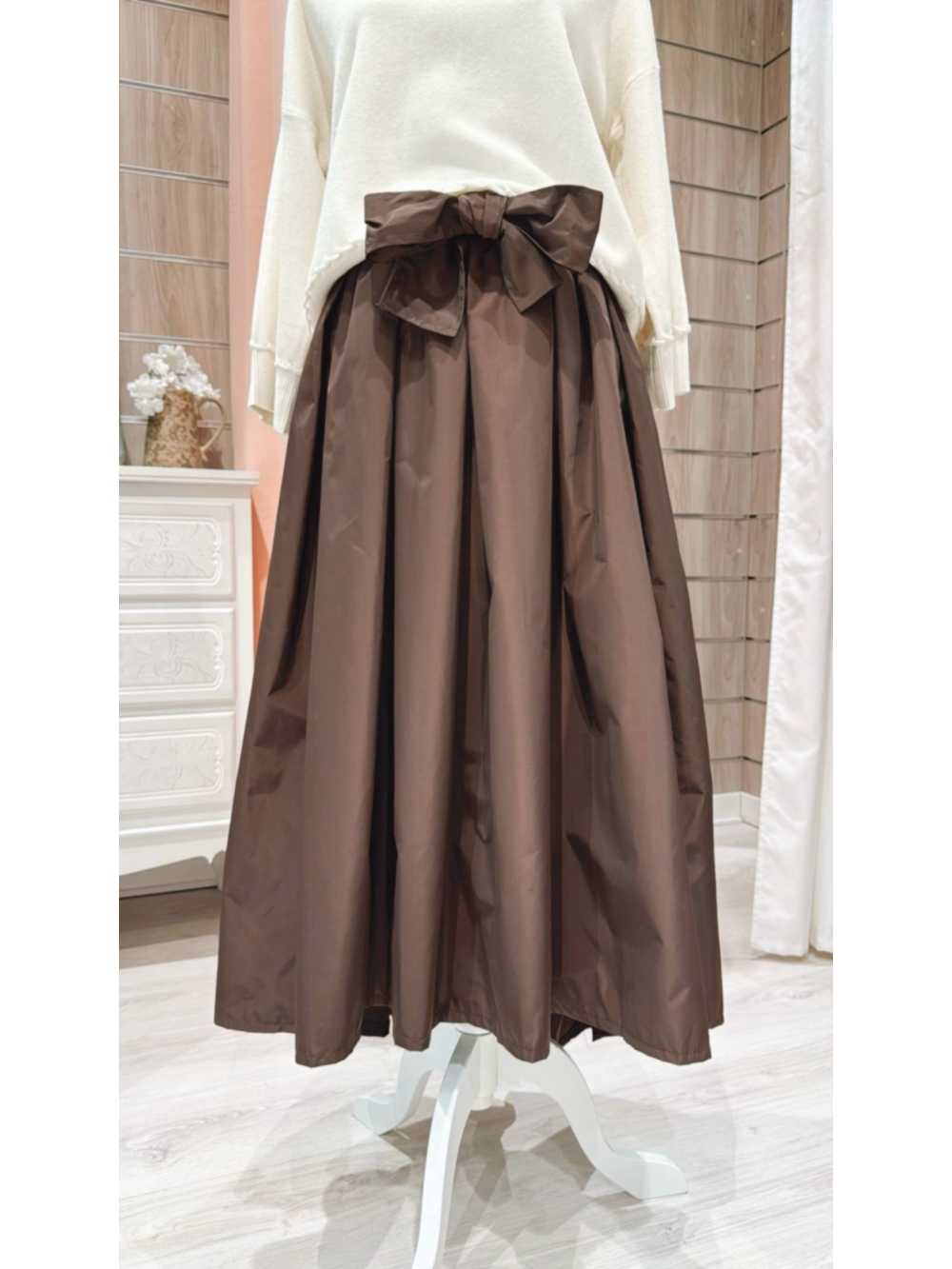 Falda Ágatha Chocolate – elegancia y versatilidad en color cálido para otoño/invierno 2025.