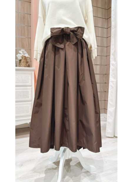 Falda Ágatha Chocolate – elegancia y versatilidad en color cálido para otoño/invierno 2025.