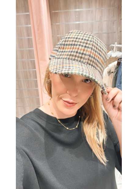 Gorra Carmen Verde con estampado de cuadros en tonos verdes y marrón.