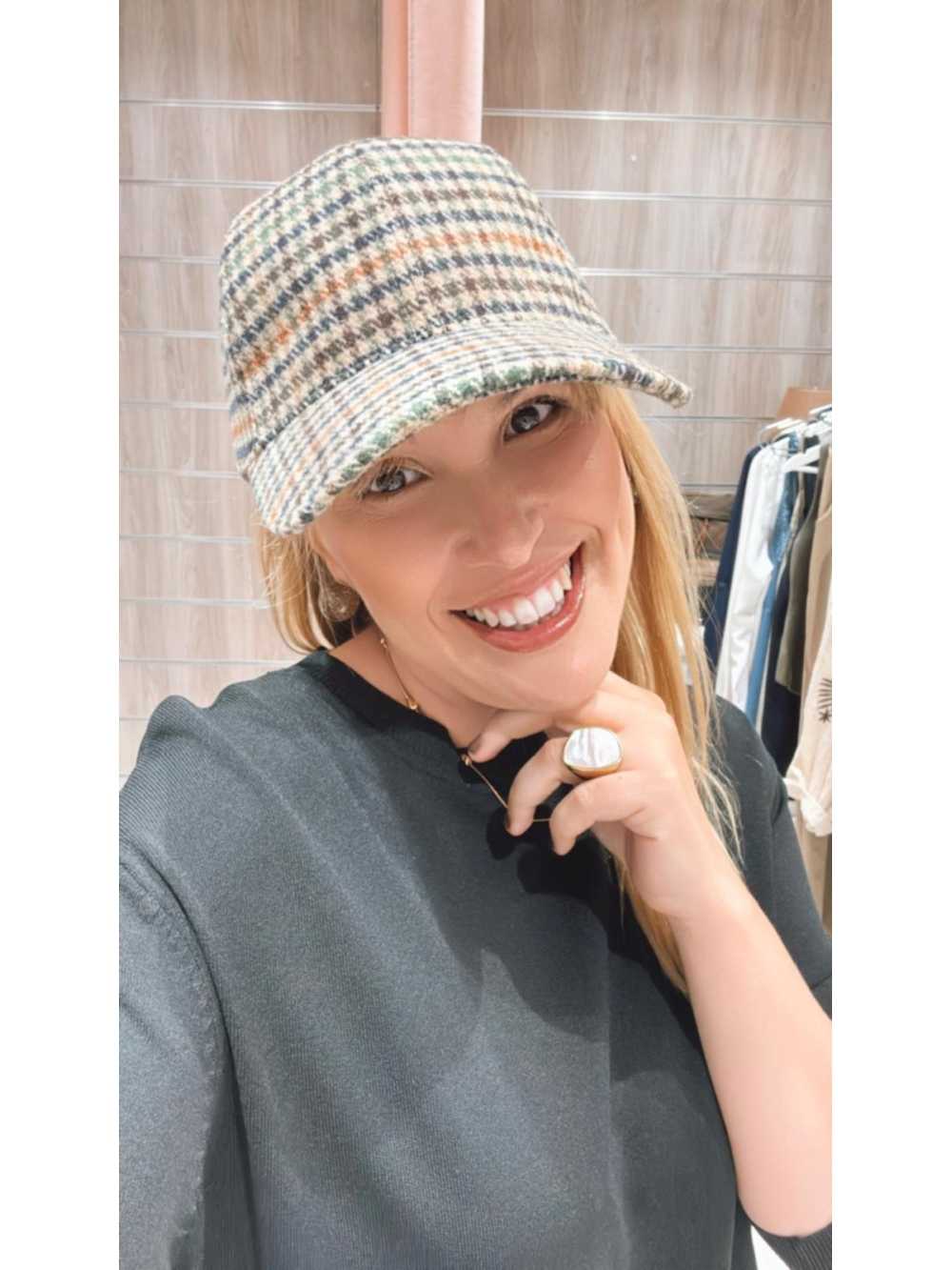 Gorra Carmen Verde con estampado de cuadros en tonos verdes y marrón.