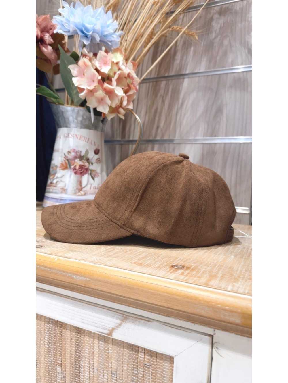 Descubre la gorra marrón chocolate de Le Munir