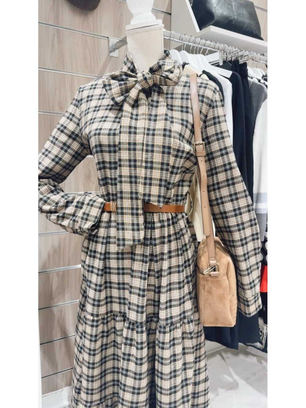 Vestido Francisca – femenino y versátil, ideal para looks de día o de noche. Talla única adaptable para otoño/invierno 2025.