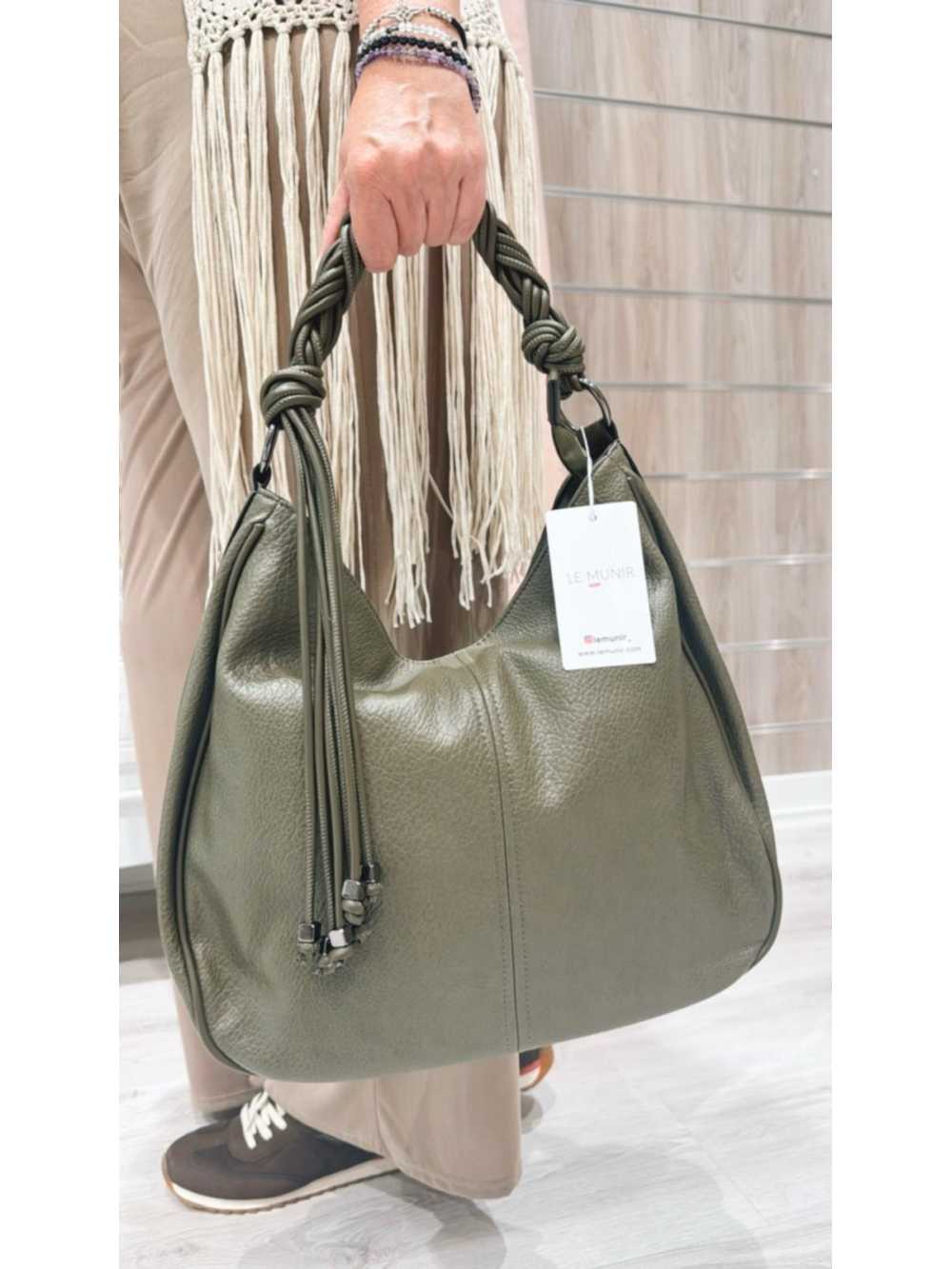 Bolso Clara Verde Kaki – con asa trenzada y correa bandolera ajustable. Moderno y versátil, perfecto para tu día a día.