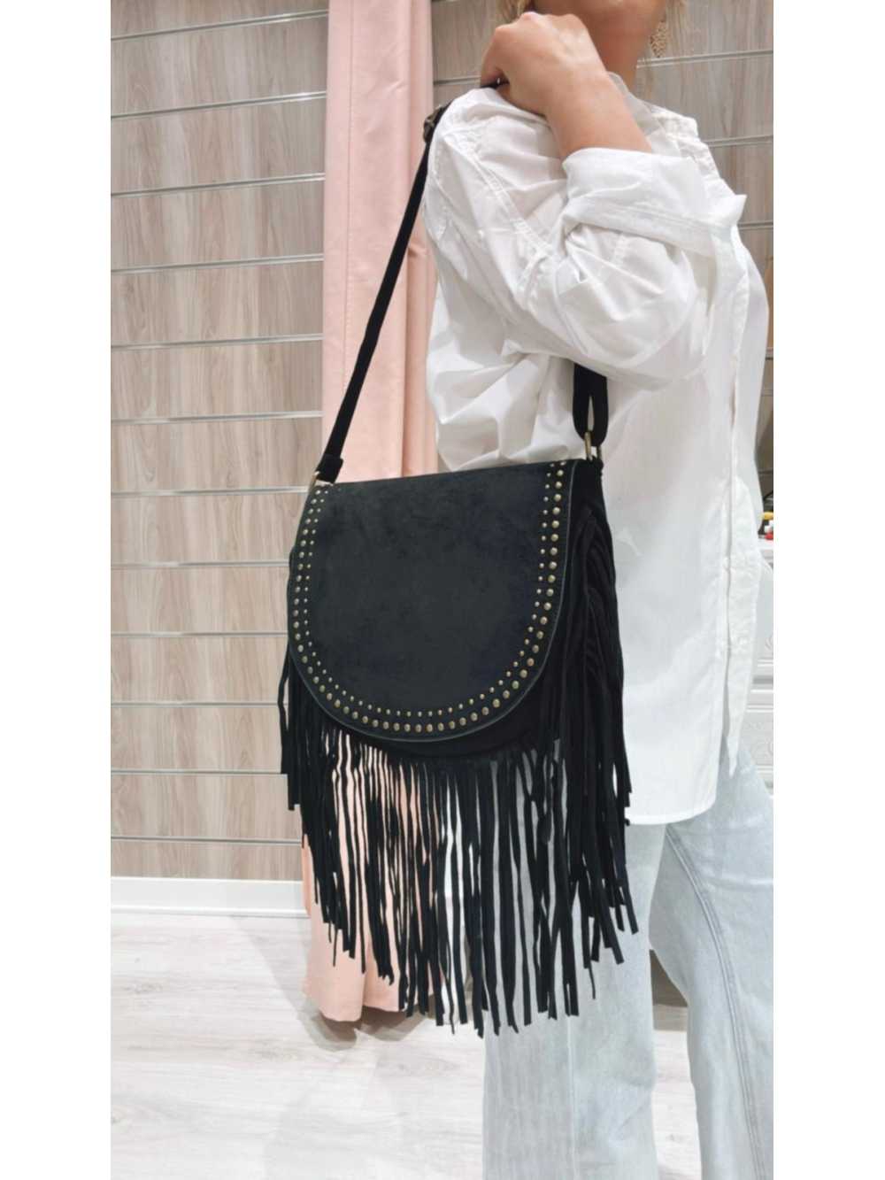 Bolso Celia negro – diseño boho chic con flecos y tachuelas doradas.