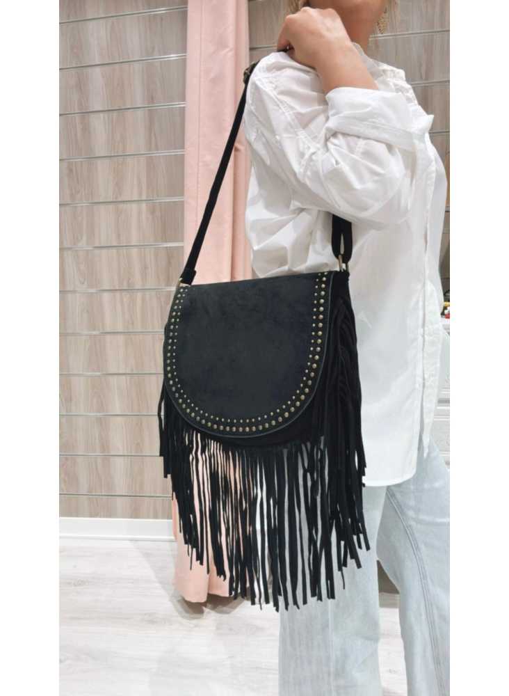 Bolso Celia negro – diseño boho chic con flecos y tachuelas doradas.