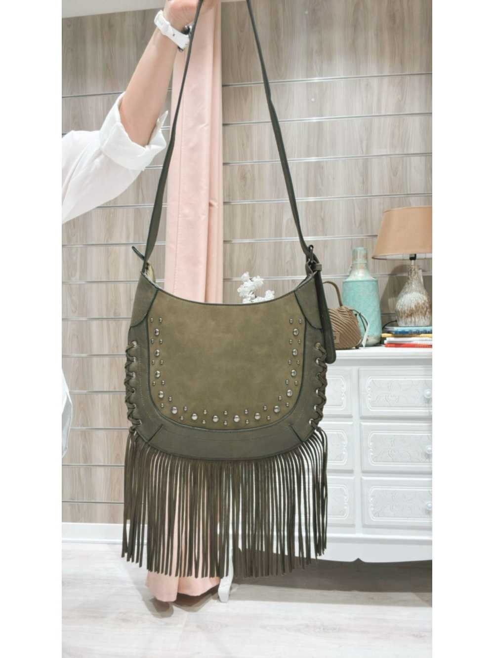 Bolso Aurora Verde Kaki – estilo boho chic con flecos y tachuelas metálicas.